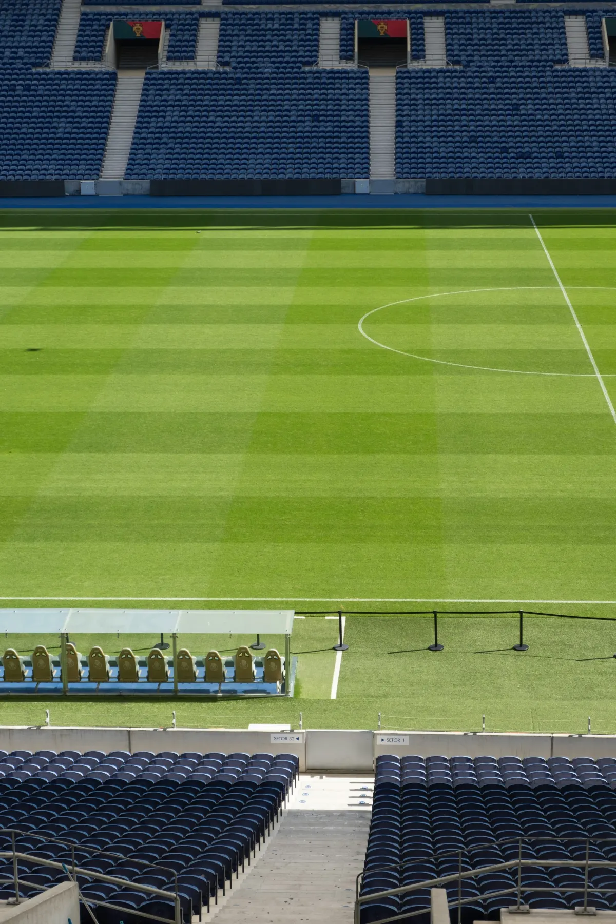 Bancadas e relvado de um estádio de futebol