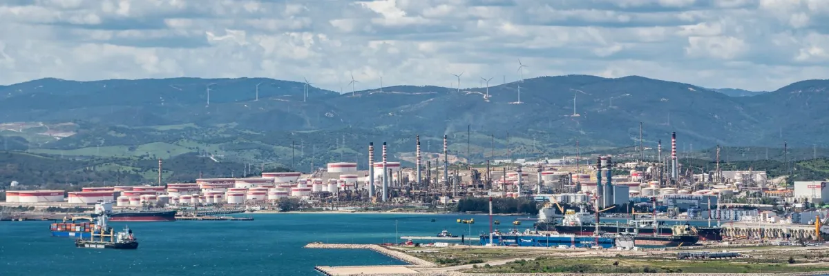 Complexo industrial junto ao mar visto de longe