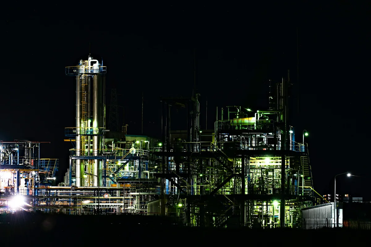 Instalação industrial iluminada à noite