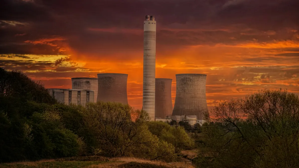 Chaminés de uma grande instalação industrial ao pôr do sol