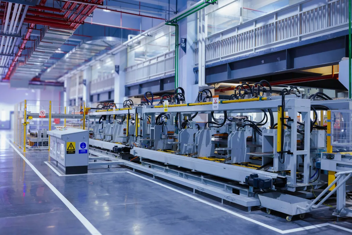 Linha de produção automatizada numa fábrica