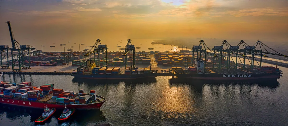 Vista aérea de um porto de contentores ao anoitecer