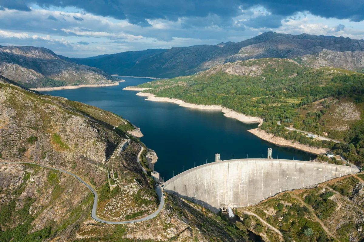 Barragem e albufeira em Portugal